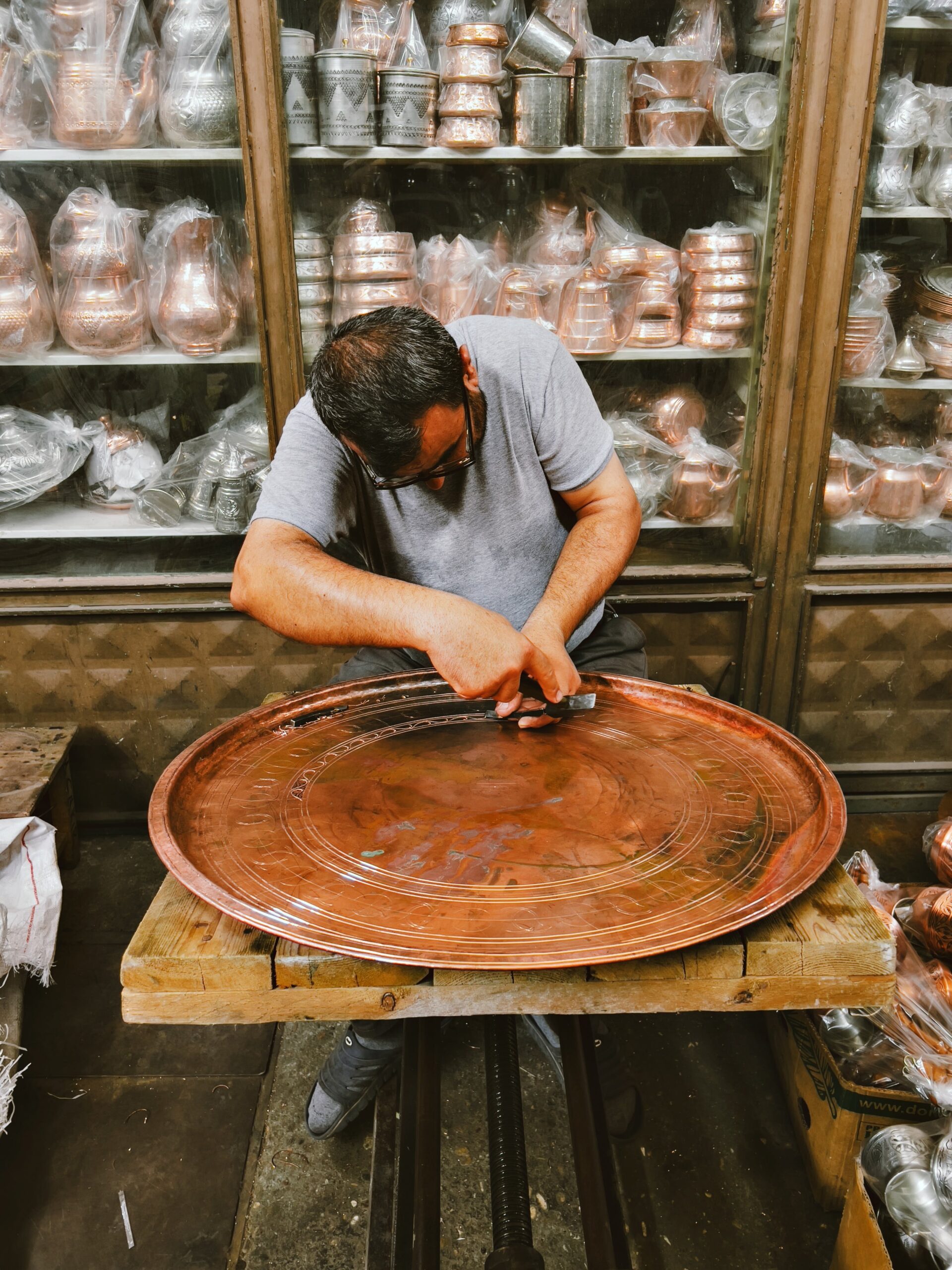 photo d'un artisan marocain en train de fabriquer une table marocaine