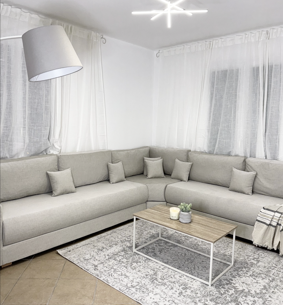 Canapé en L Home Natural avec angle fromage, coussins d’assise sur-mesure et coussins décoratifs assortis signé moncanapemarocain.