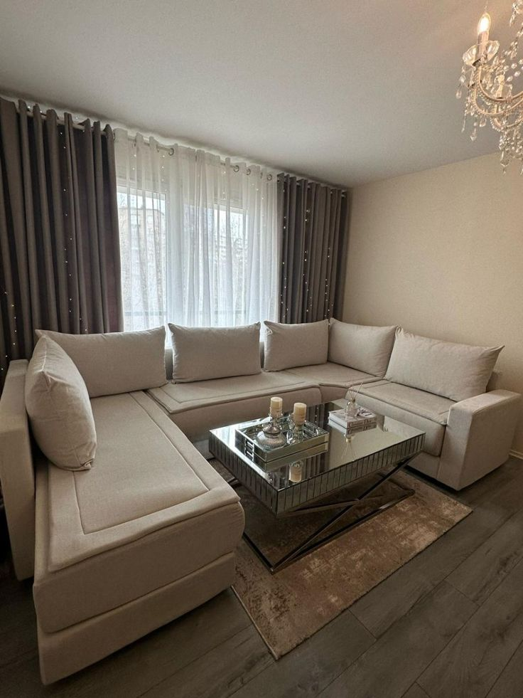 Canapé en U avec angle fromage, méridienne et sur-matelas d’assise, en tissu beige. Modèle signé moncanapemarocain.