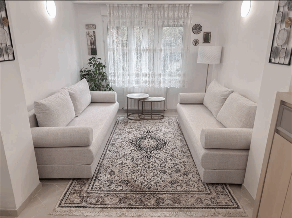 Deux banquettes avec accoudoirs cylindriques, en tissu bouclette blanc cassé Oasis Natural. Modèle sur-mesure signé moncanapemarocain.