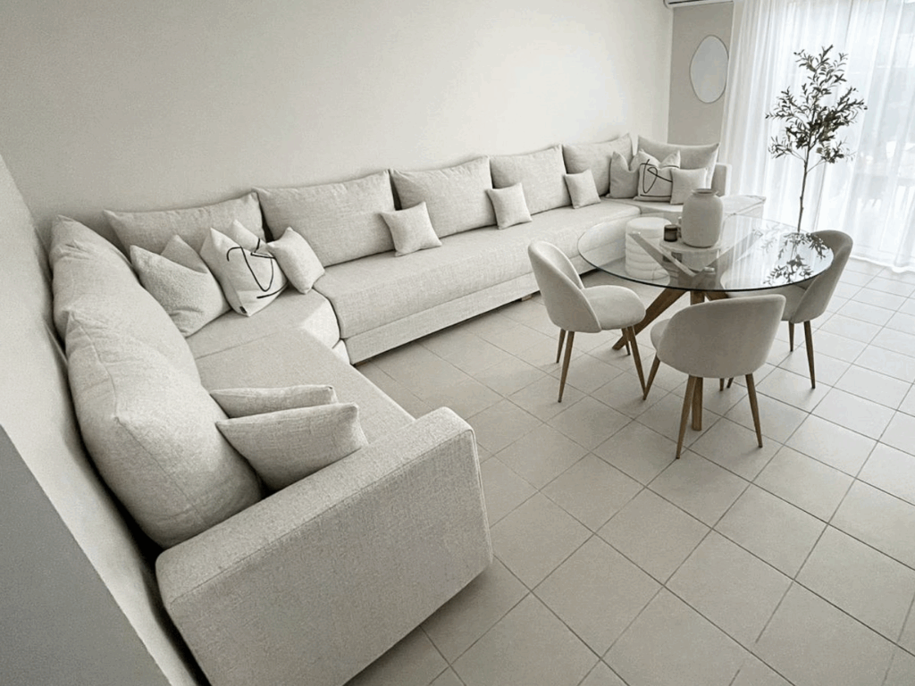 Canapé sans dossiers, dimensions 230x430x150 cm
Tissu bouclette Oasis Natural, coloris blanc cassé.
Angle fromage et accoudoir intégré
Coussins décoratifs assortis.
Style moderne et épuré, signé moncanapemarocain.