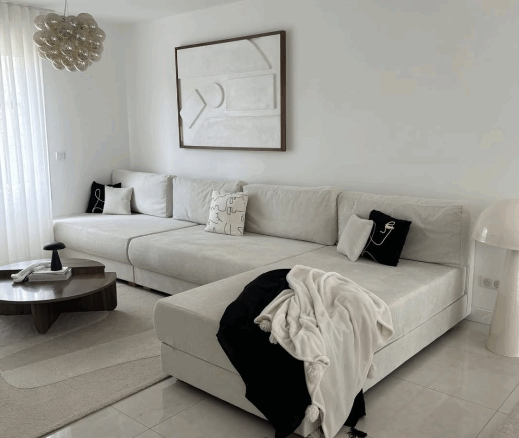 Canapé XXL Cyber Natural
Dimensions : 400x200 cm, largeur 100 cm
Composé de trois banquettes avec dossiers
Tissu clair et lumineux, style ultra moderne
Livré avec quatre coussins valises de 100 cm. 
Signé moncanapemarocain.