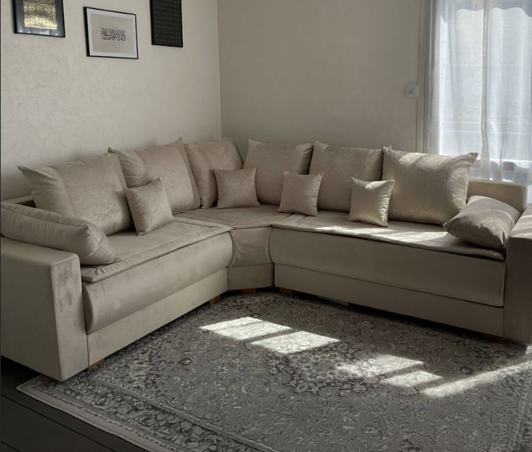 Ce salon mesure 250x265cm : Il possède des dossiers de 65cm ainsi que 4 coussins décoratifs et 2 accoudoirs plats ☁️ Ce sedari est accompagné de surmatelas apportant un peu plus de confort au canapé. Tissu : Safi (velours plat)
Modèle moncanapemarocain.