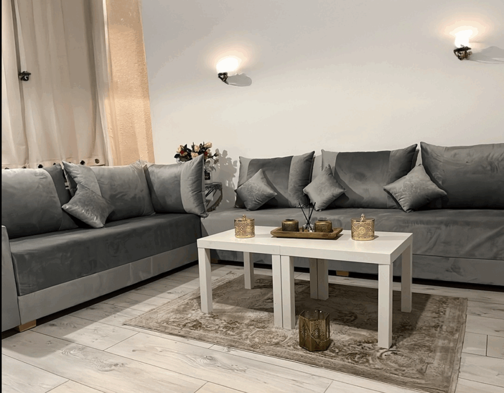 Salon marocain moderne en velours avec coussins décoratifs assortis, tissus Safi gris.
Conception moncanapemarocain.