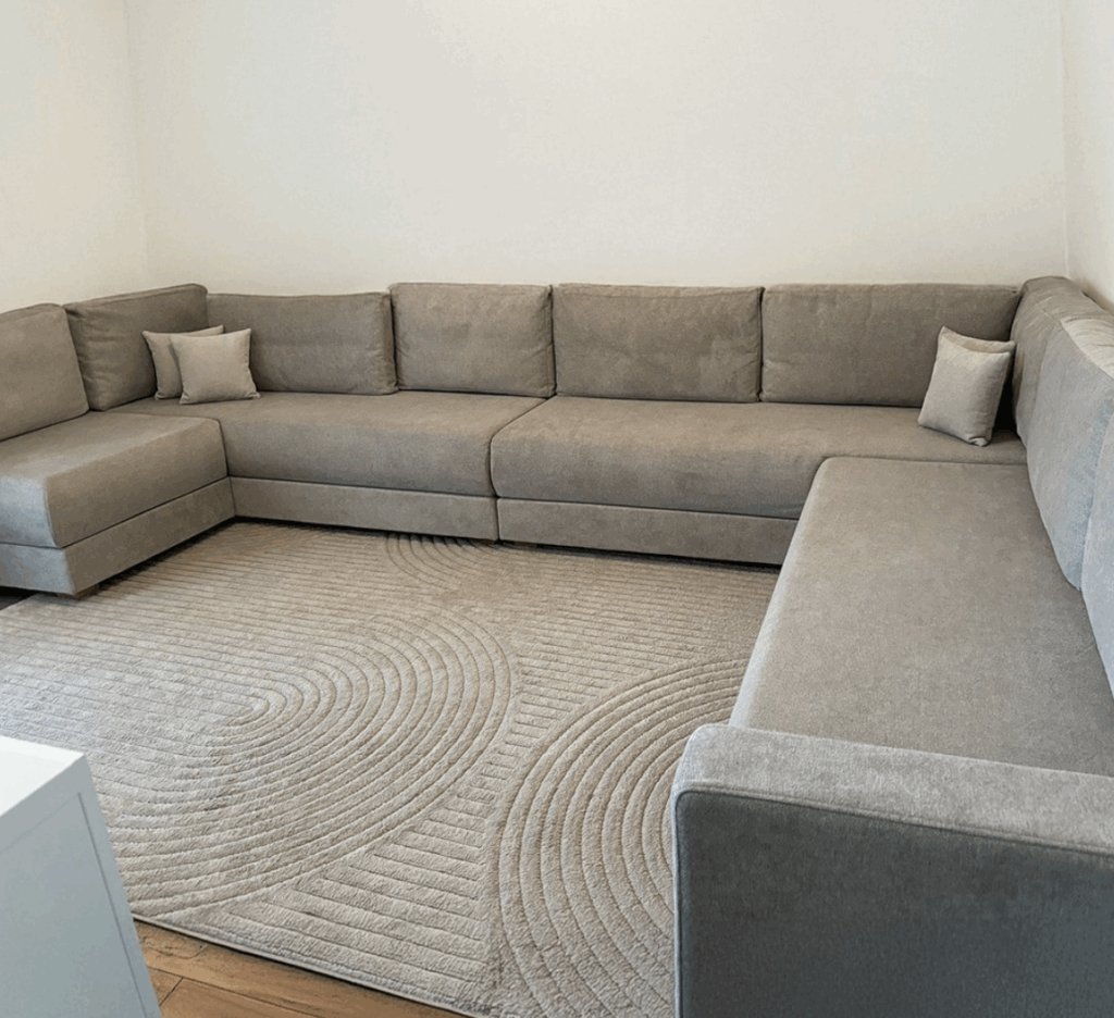 Dimensions : 160x400x275cm
Largeur : 80cm
Confort : Semi ferme confortable - 35kg/m3
Coussins : 9 coussins valises
Structure : Sans dossier - 1 accoudoir
Tissus : Cyber Desert
Conception moncanapemarocain.