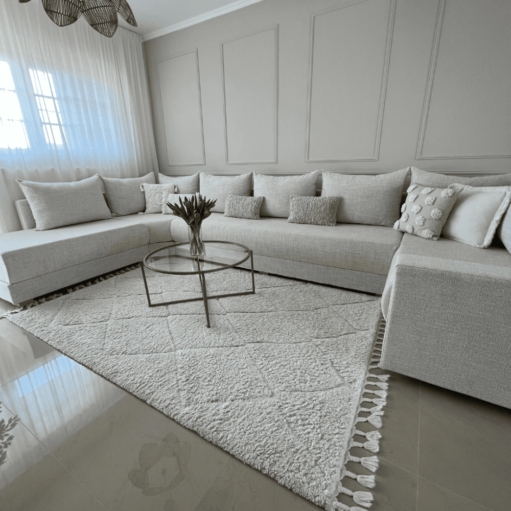 salon marocain moderne avec tissu bouclette blanc cassé